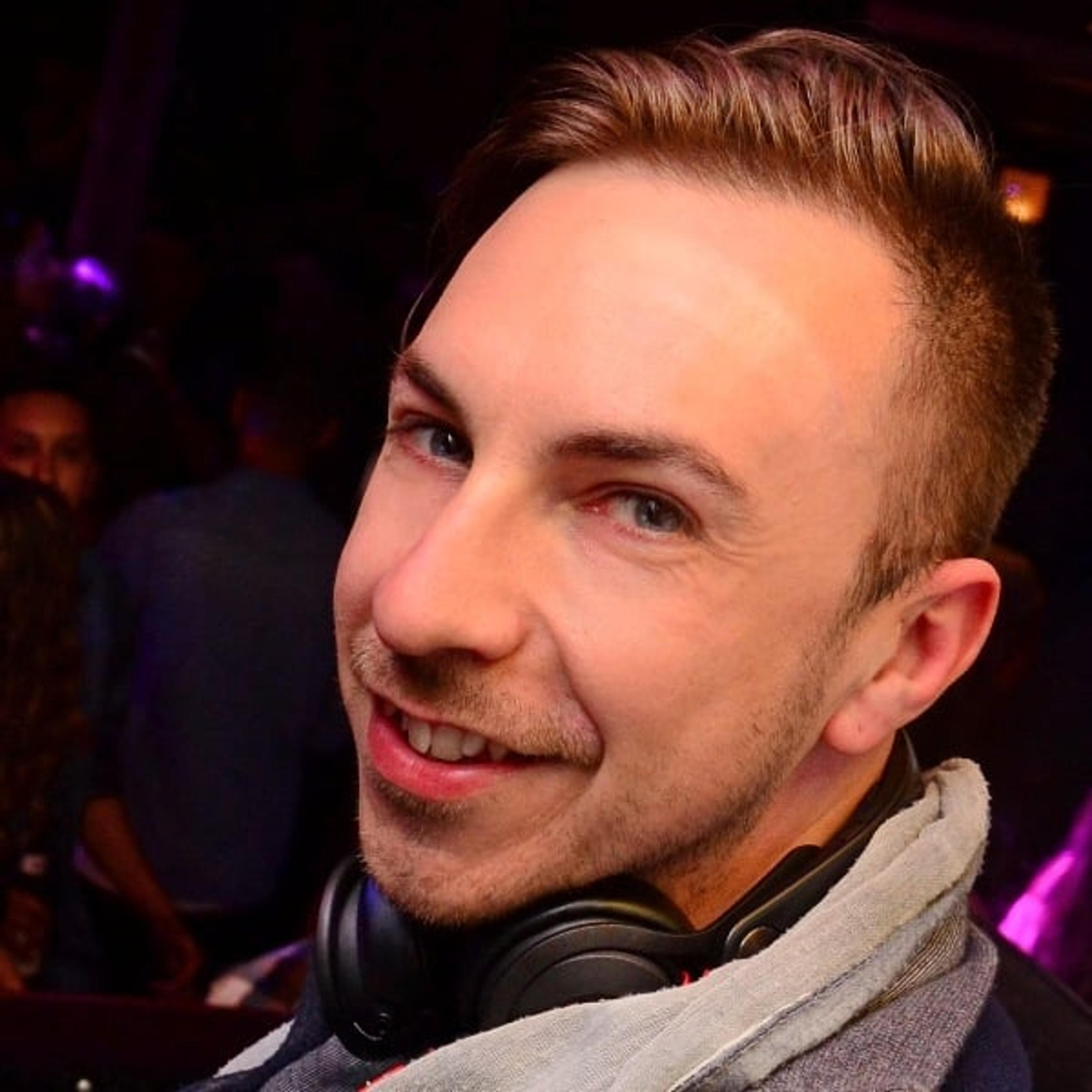 Charme Cafe, DJ set per ricevimenti, eventi, aperitivi, inaugurazioni, sfilate, discoteche, etc...