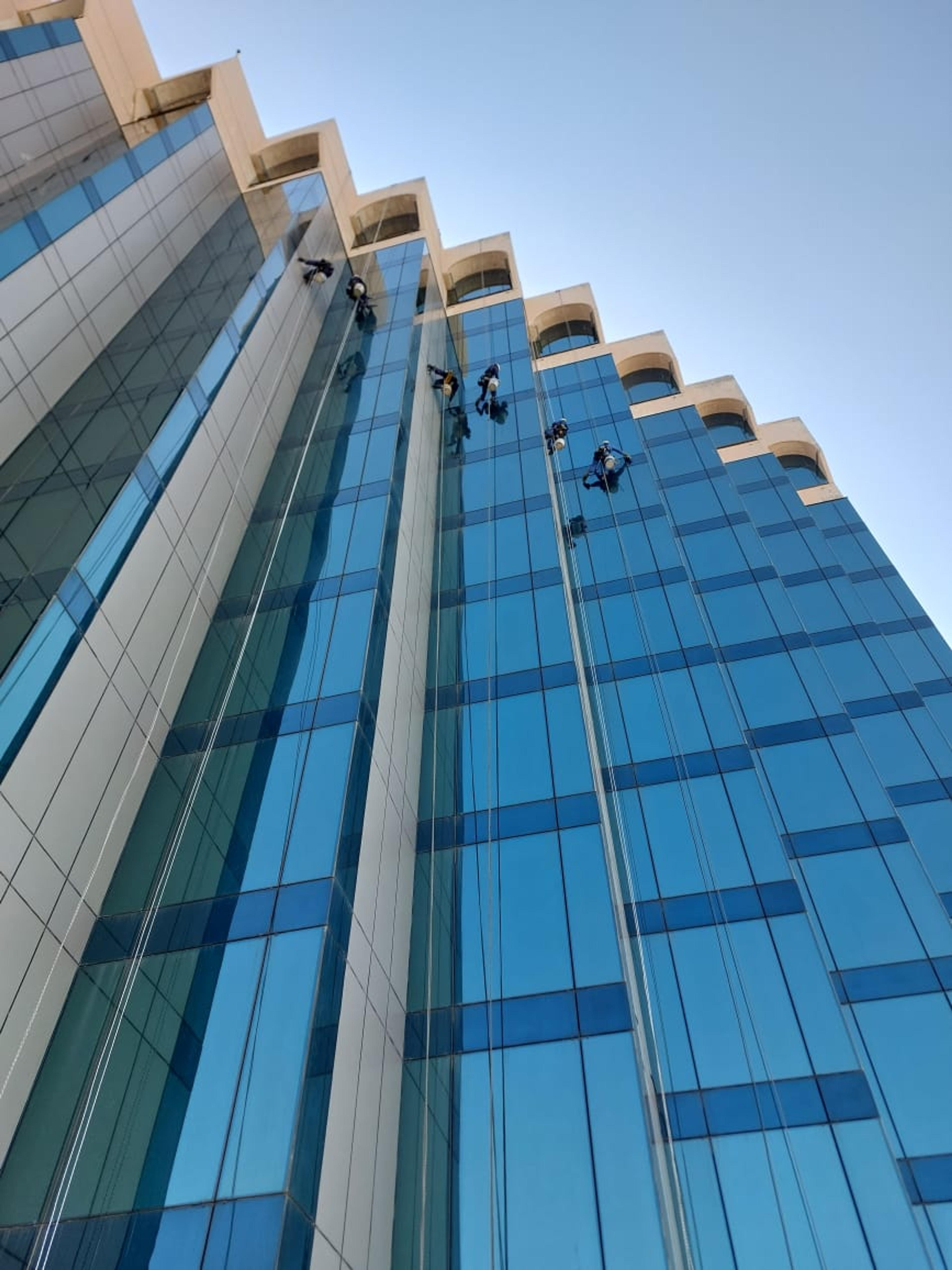 شركة البناء الساطع