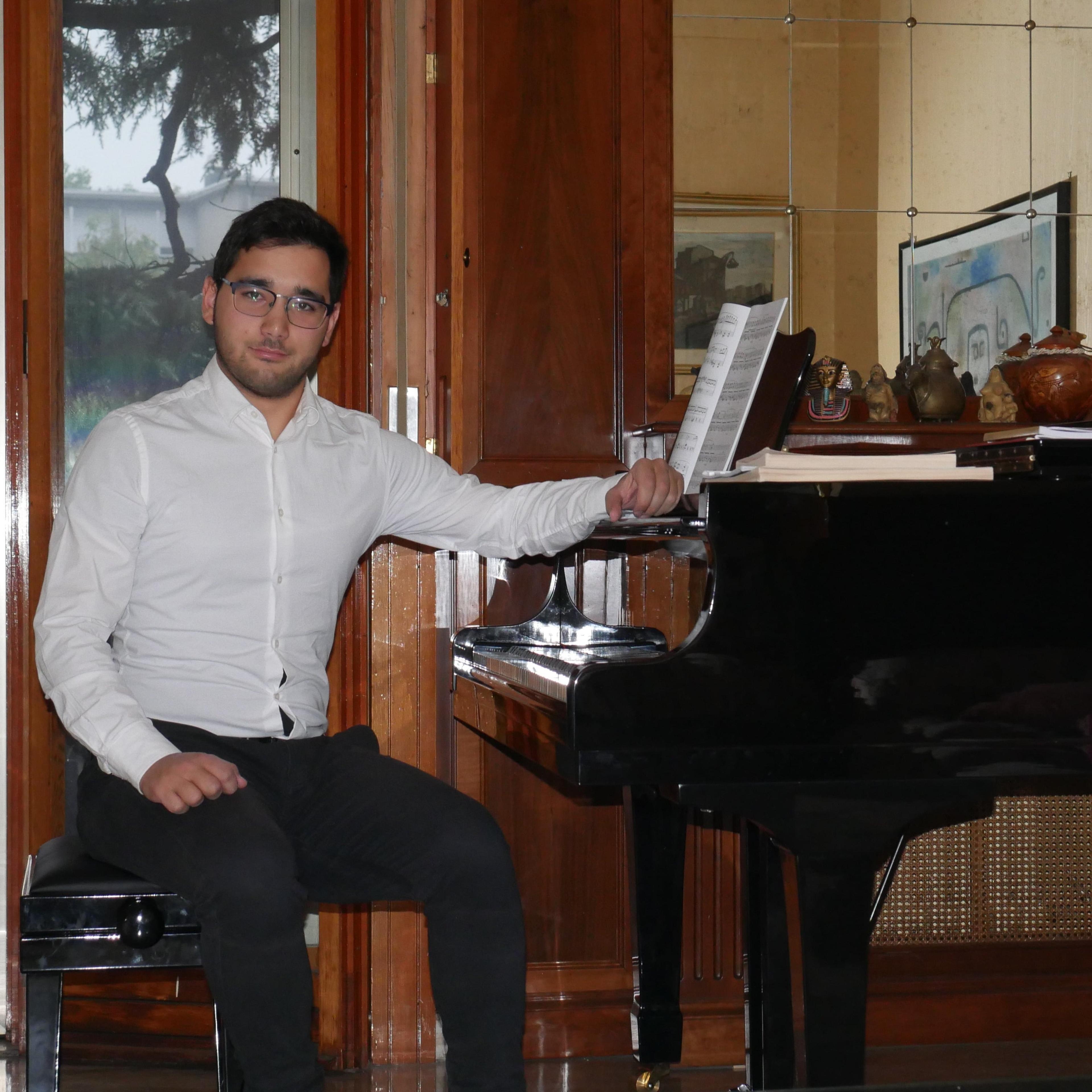 Pianista Concertista con alle spalle una lunga formazione accademica