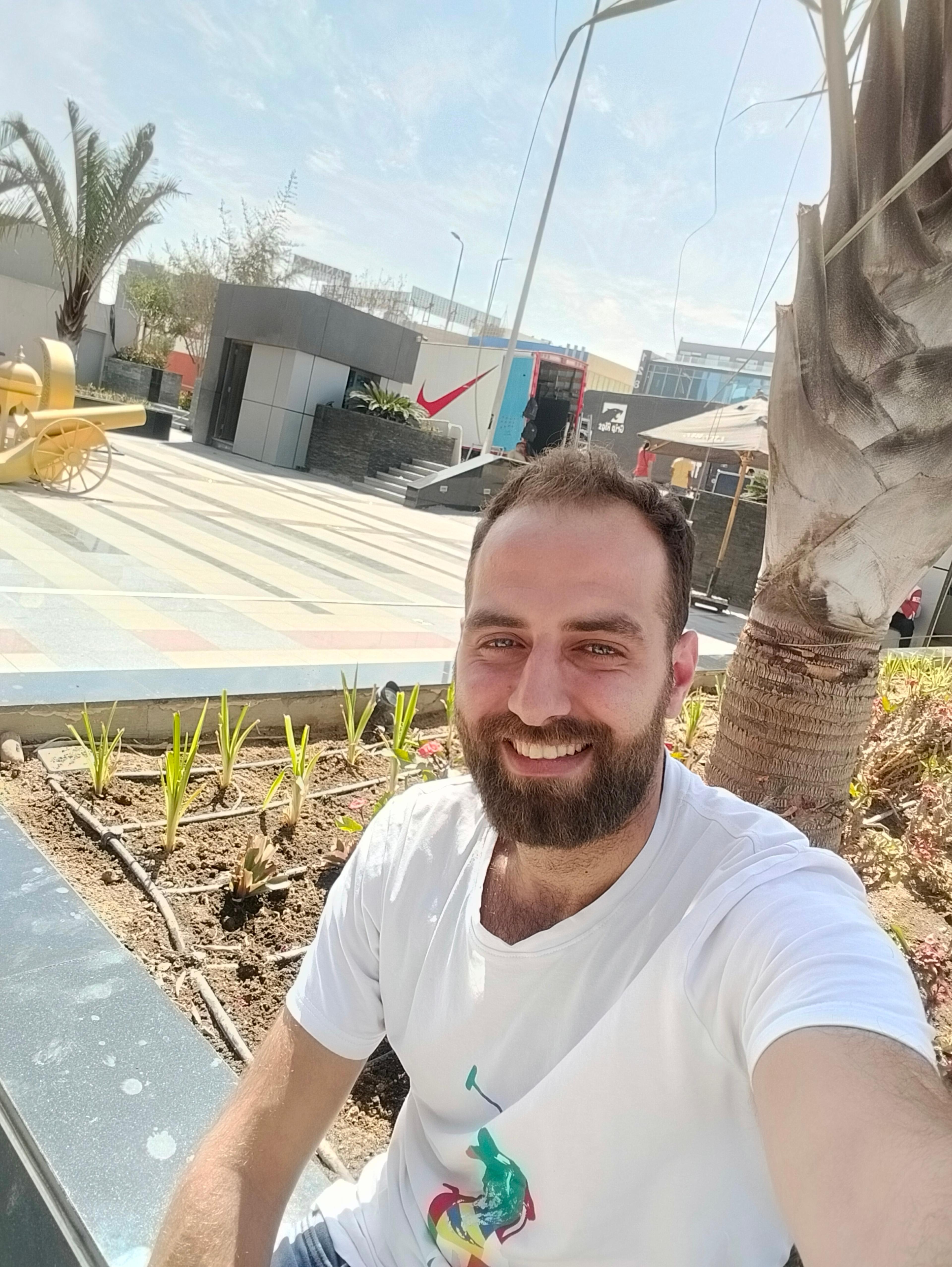 عدنان حسن