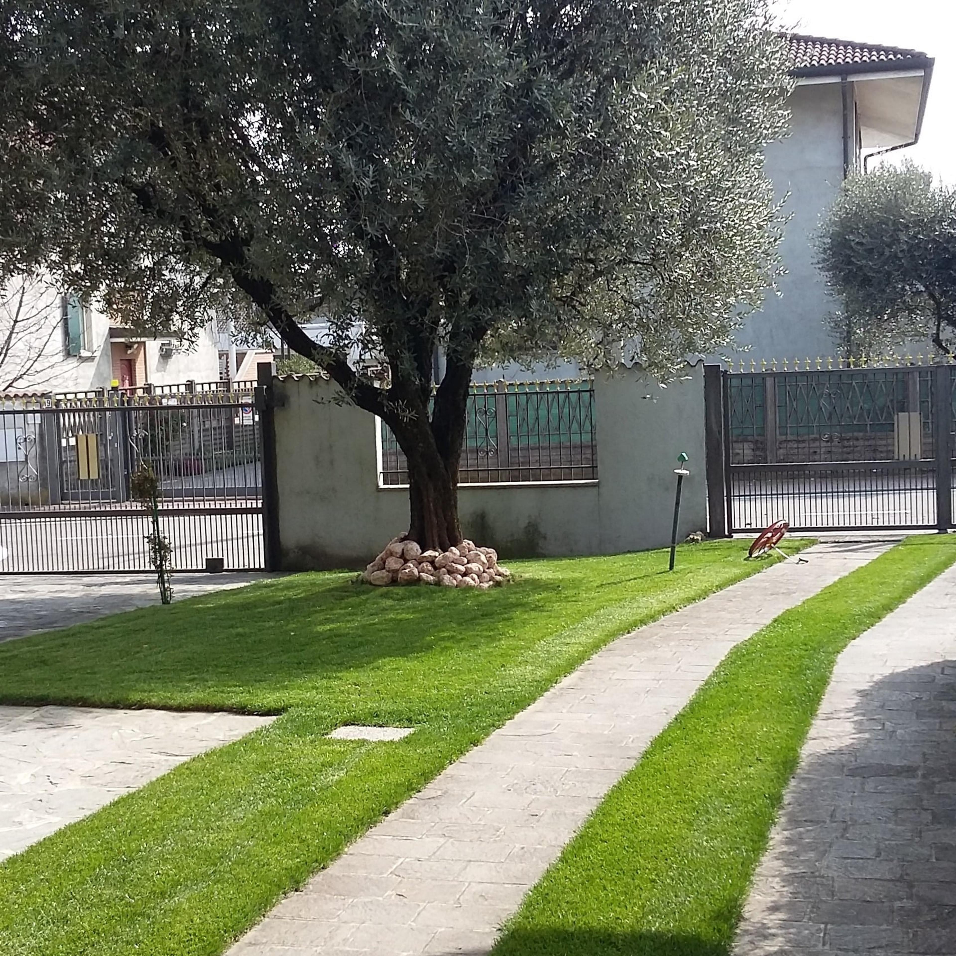 RL Giardini SAS