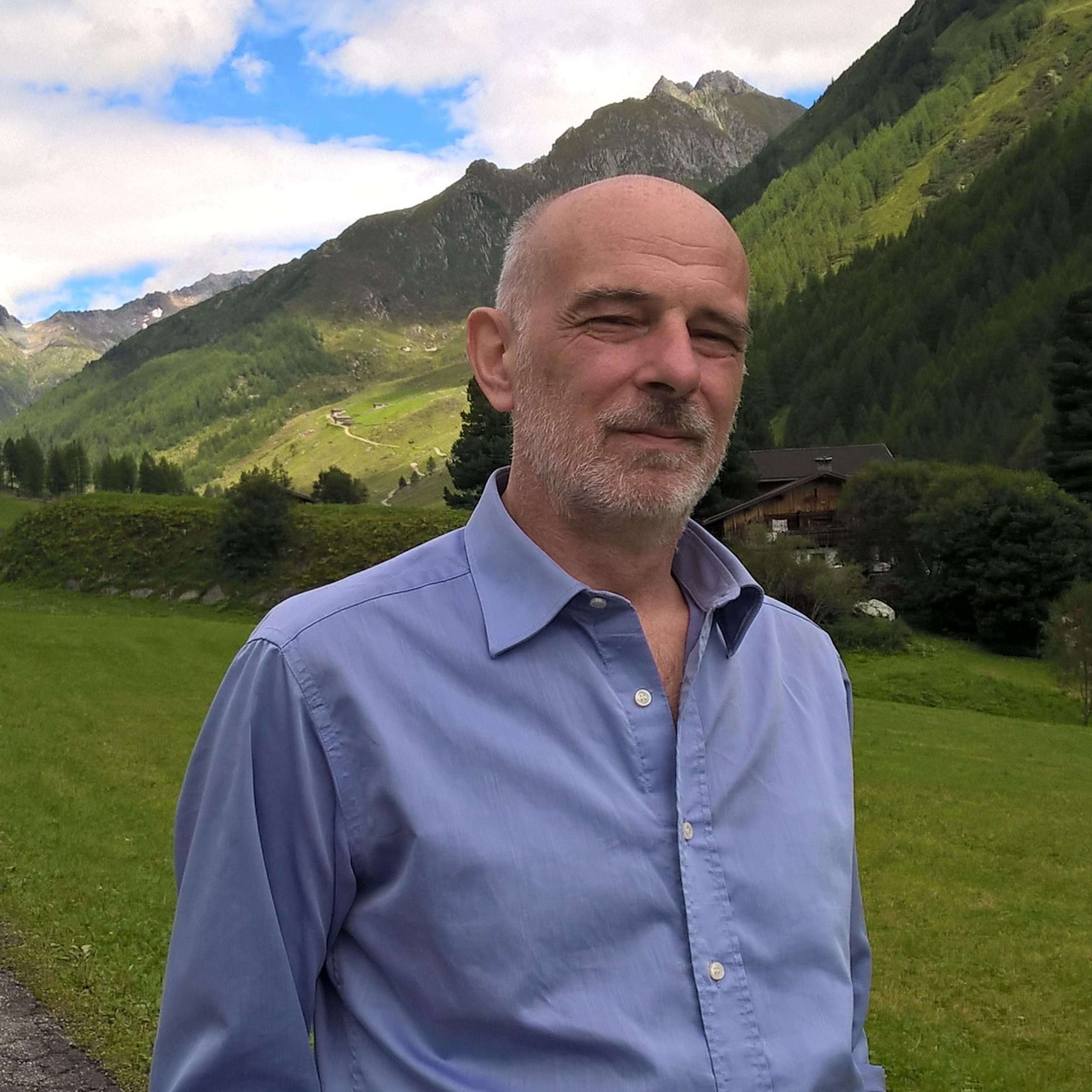 Laureato in Scienze economiche e in scienze filosofiche, diplomato master pro.fin.gest