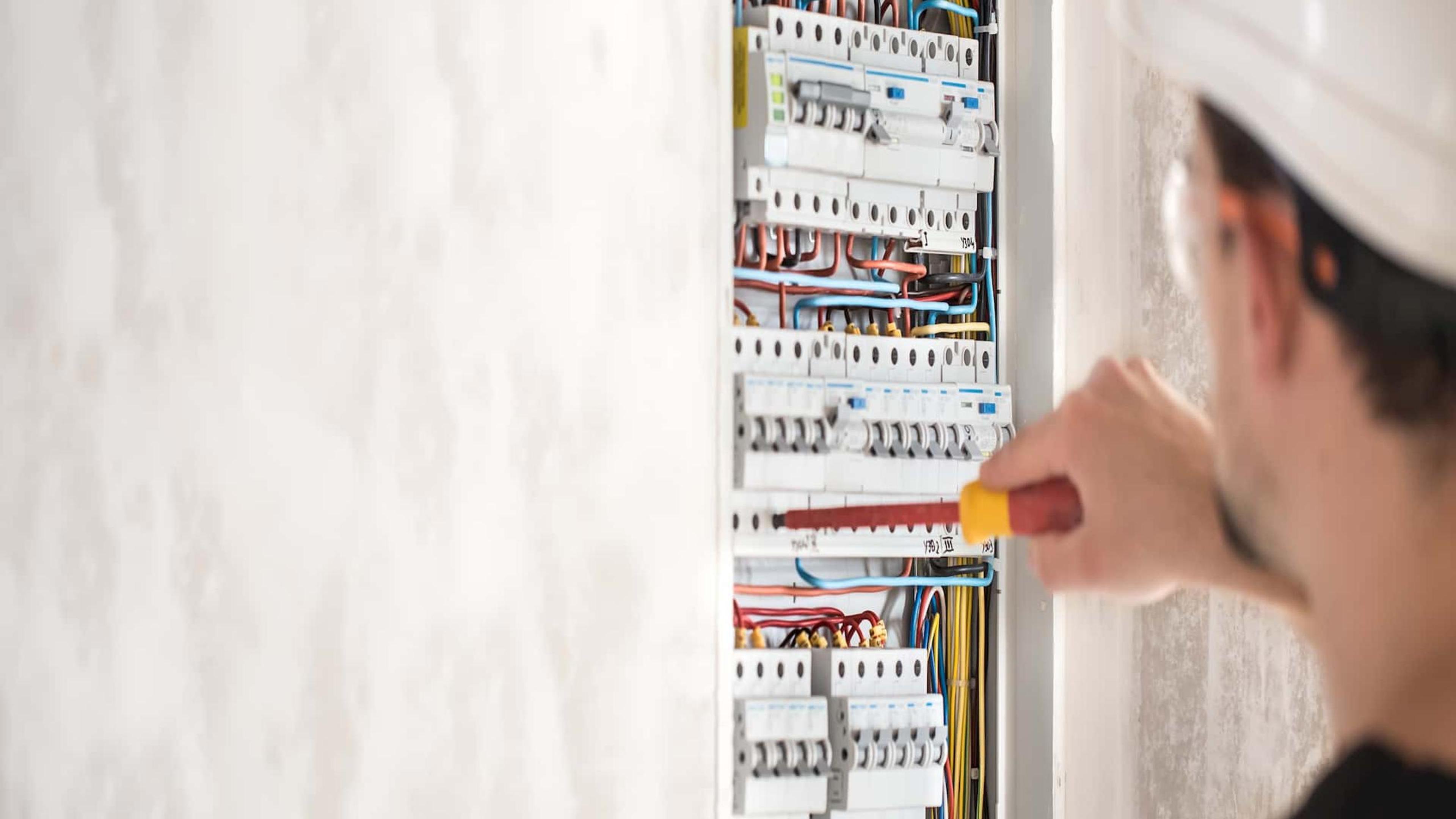 6538 Elettricisti pronti per te.