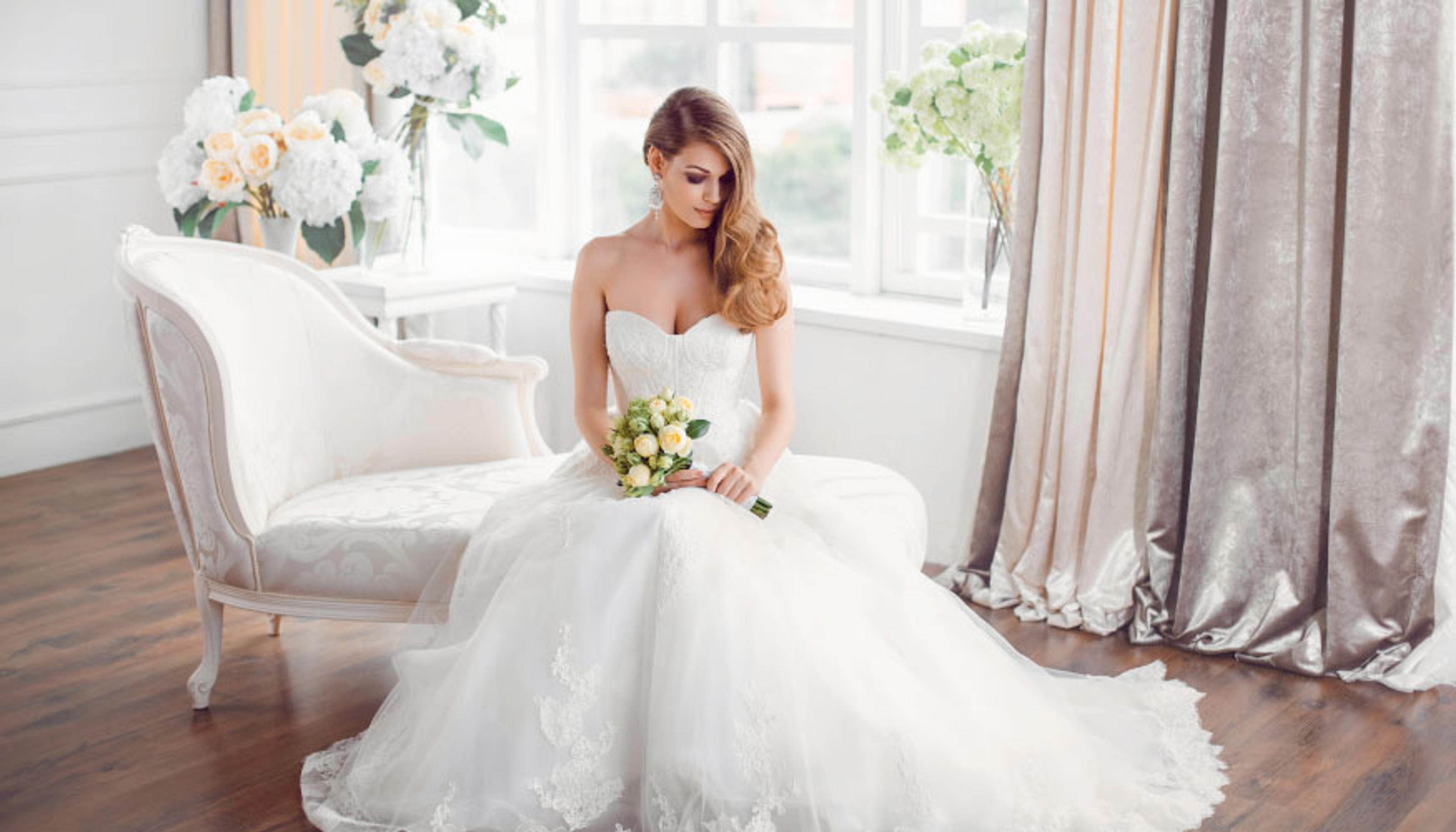 1800 Gelinlikçi hazır.