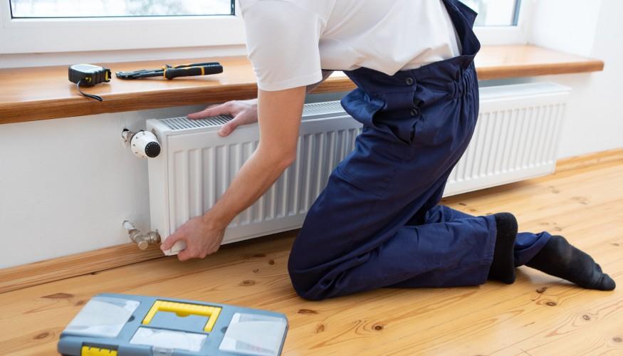 Kombinin Altındaki Borudan Su Damlıyor