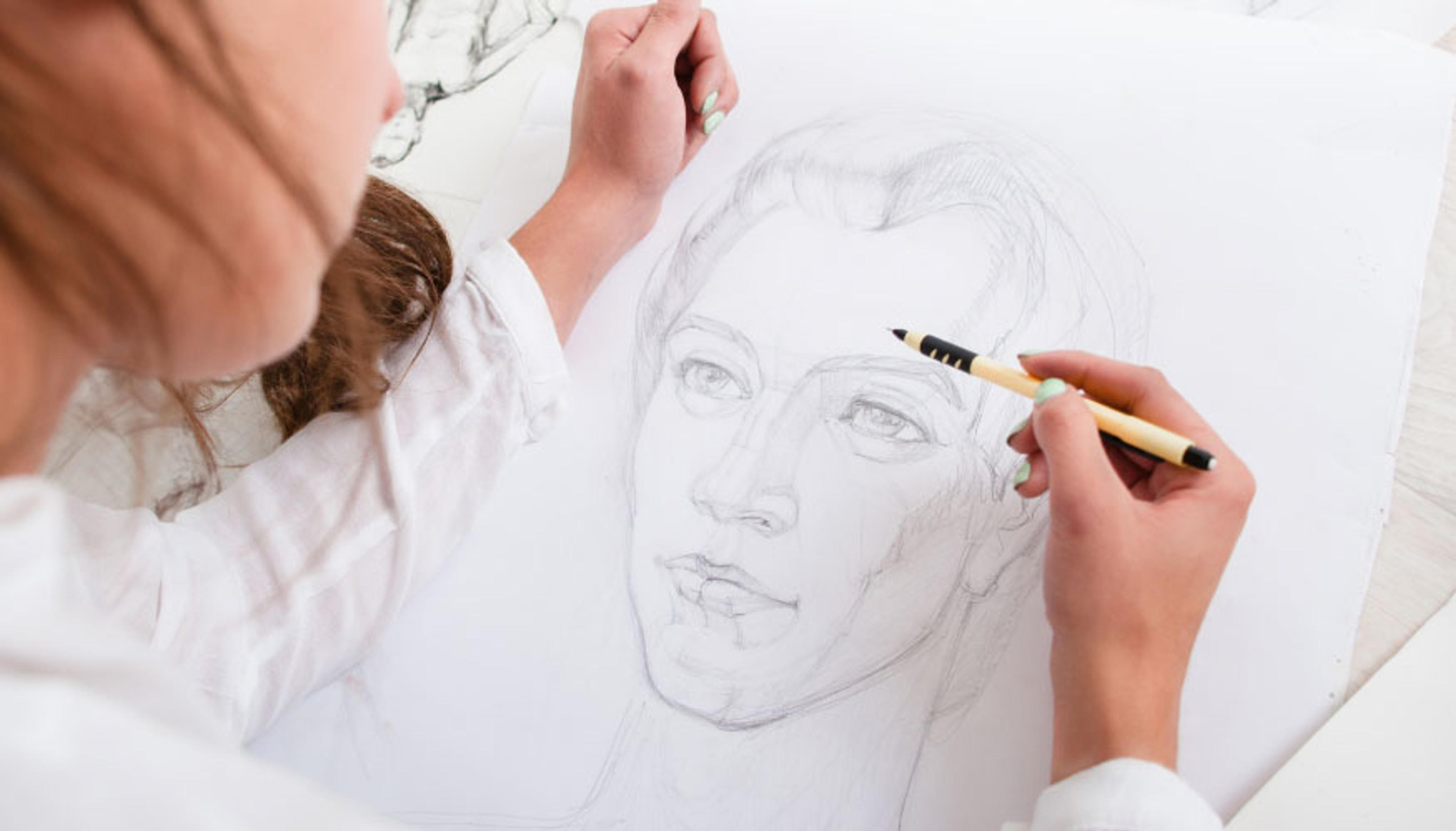 1572 Karakalem Çizim Yapan Ressam hazır.