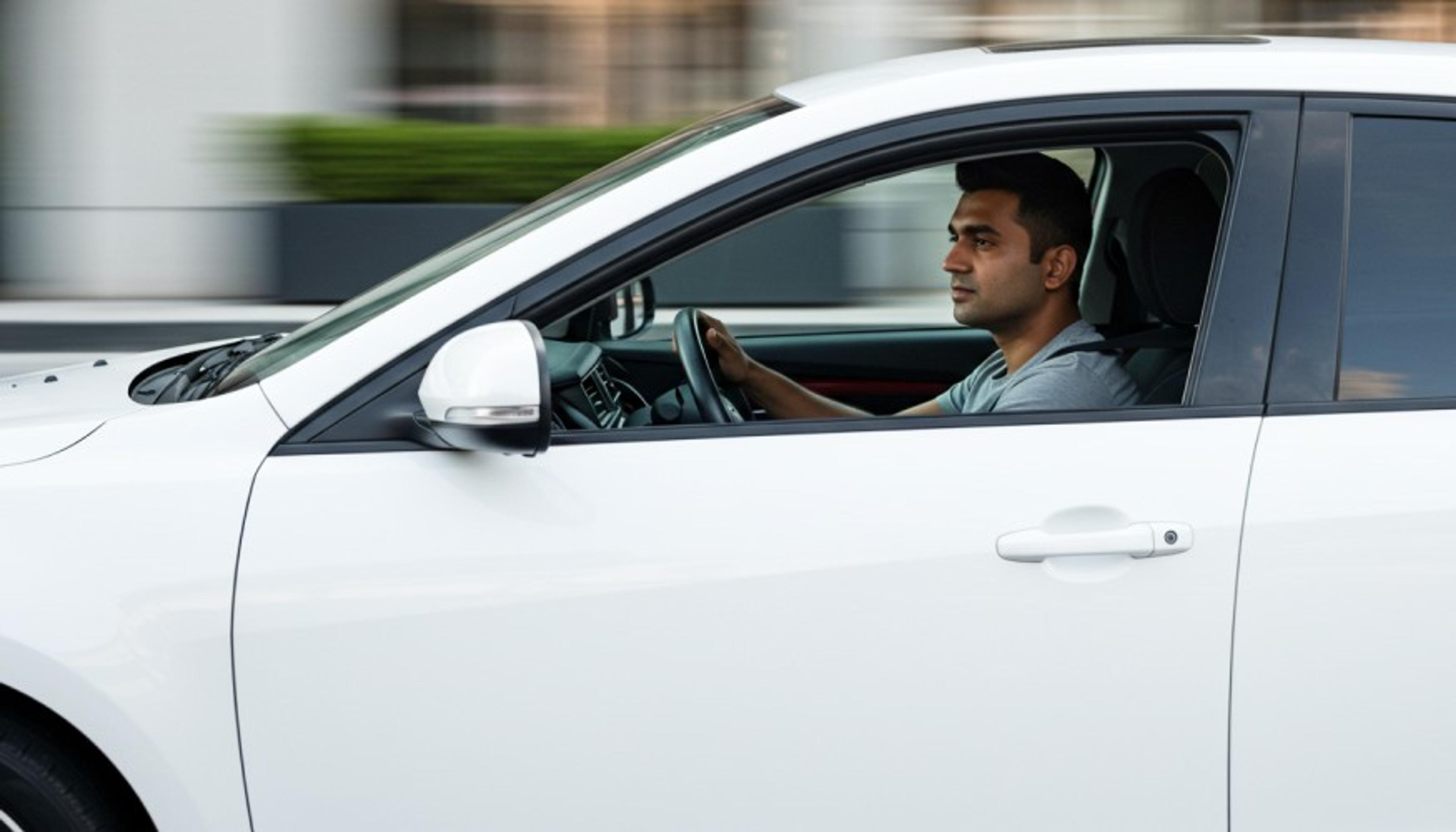 سائق بسيارة