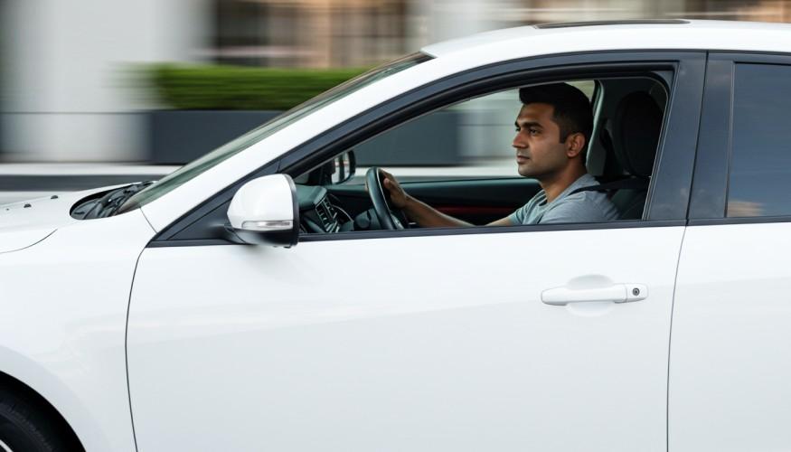 سائق بسيارة