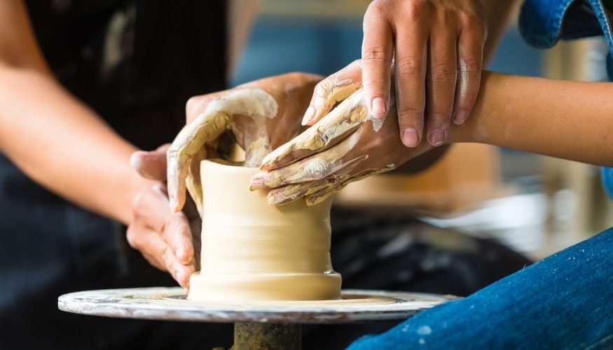 Atelier tournage - Initiation à la poterie Paris 14ème - Apprenez