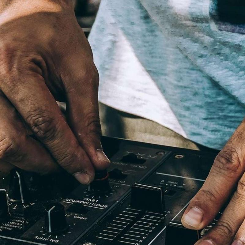 DJ