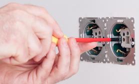 الخدمة المفضلة هذا الاسبوع تركيب افياش الكهرباء، تقع في اول القائمة.